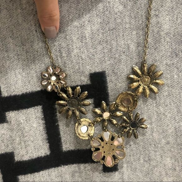 Flower gunmetal stone statement necklace - Picture 8 of 15